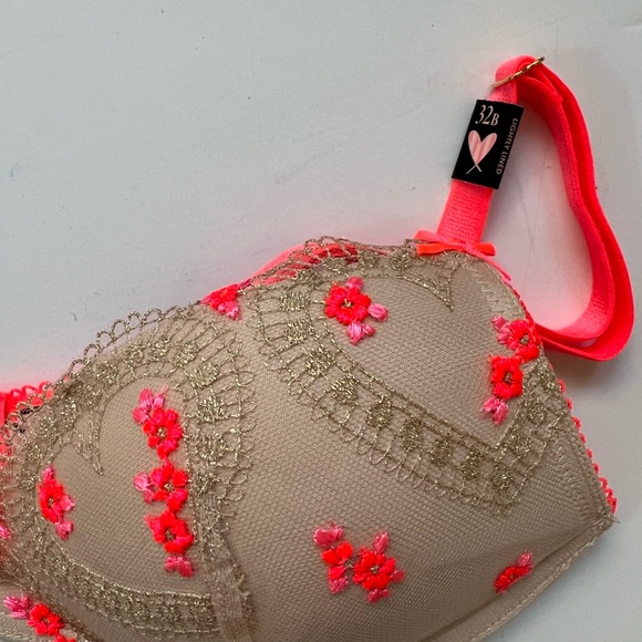 32B Victoria’s Secret 
Lightly-Lined Heart Embroidery Wireless Bra - Picture 8 of 8